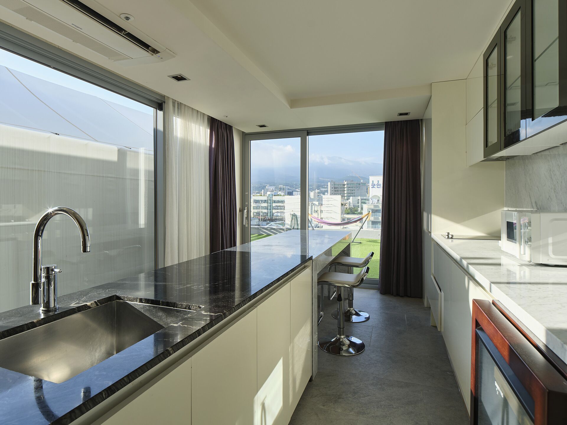 penthouse(top floor) - 854ft2, 4pax, cooking, tower parking | 1 bedroom, premium bedding, desk, soundproofing