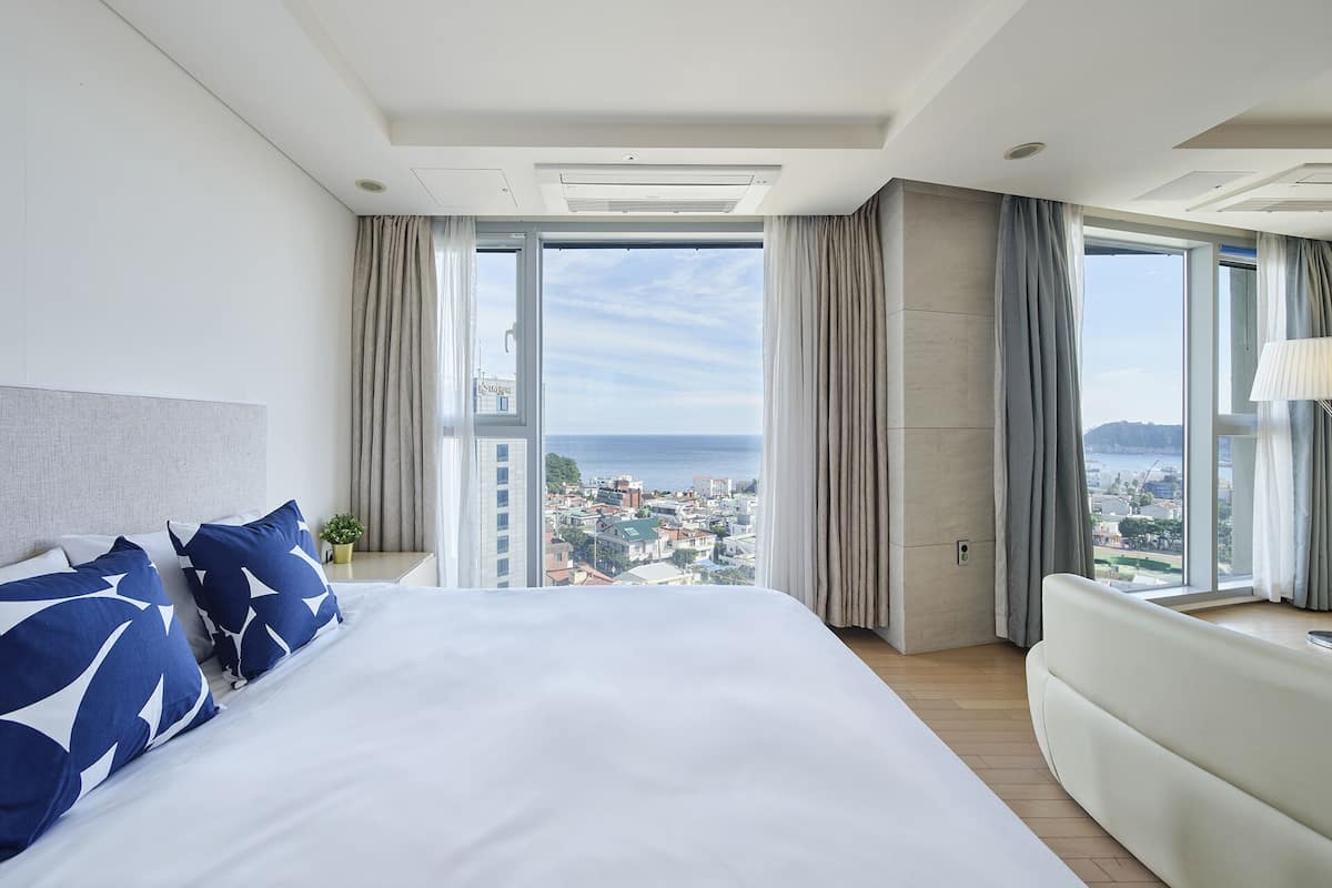 1 bedroom, premium bedding, desk, soundproofing
