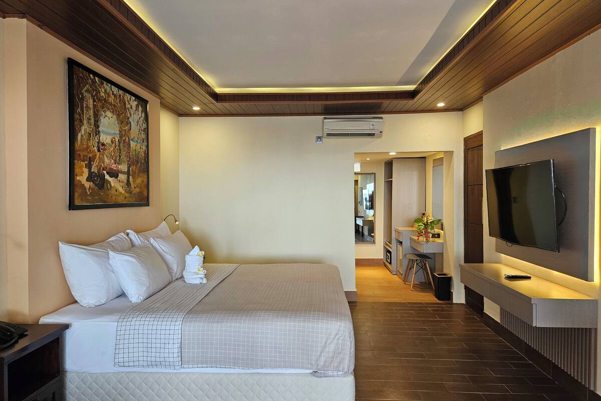 deluxe room, sea view, beachside | 1 bedroom, minibar, in-room safe, desk