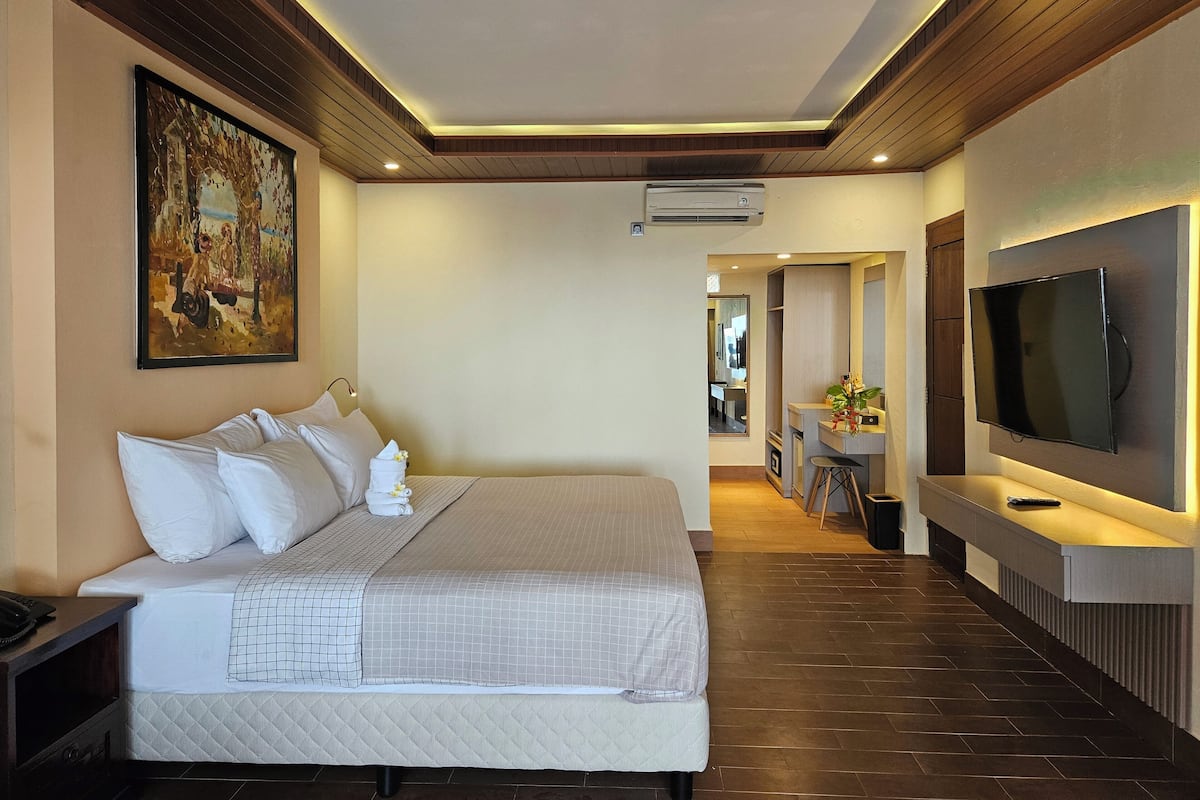 Deluxe Room, Sea View, Beachside | Bar mini, peti besi dalam bilik, meja, langsir/tirai gelap terus