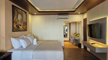 Kamar Deluks, pemandangan laut, tepi pantai | Minibar, brankas, meja kerja, dan tirai kedap cahaya