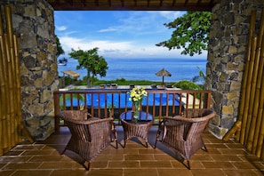 Deluxe Room, Sea View, Beachside | Minibar, in-room safe, desk, blackout drapes