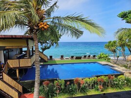Aperto a colazione e pranzo, cucina asiatica, con vista sulla spiaggia 