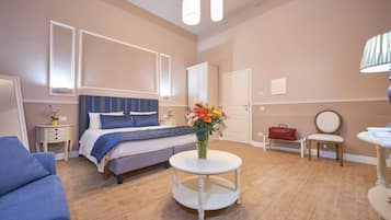 Family Room | 1 bedroom, in-room safe, soundproofing, free cribs/infant beds