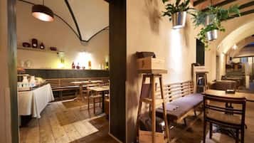 Desayuno buffet (EUR 8 por persona)