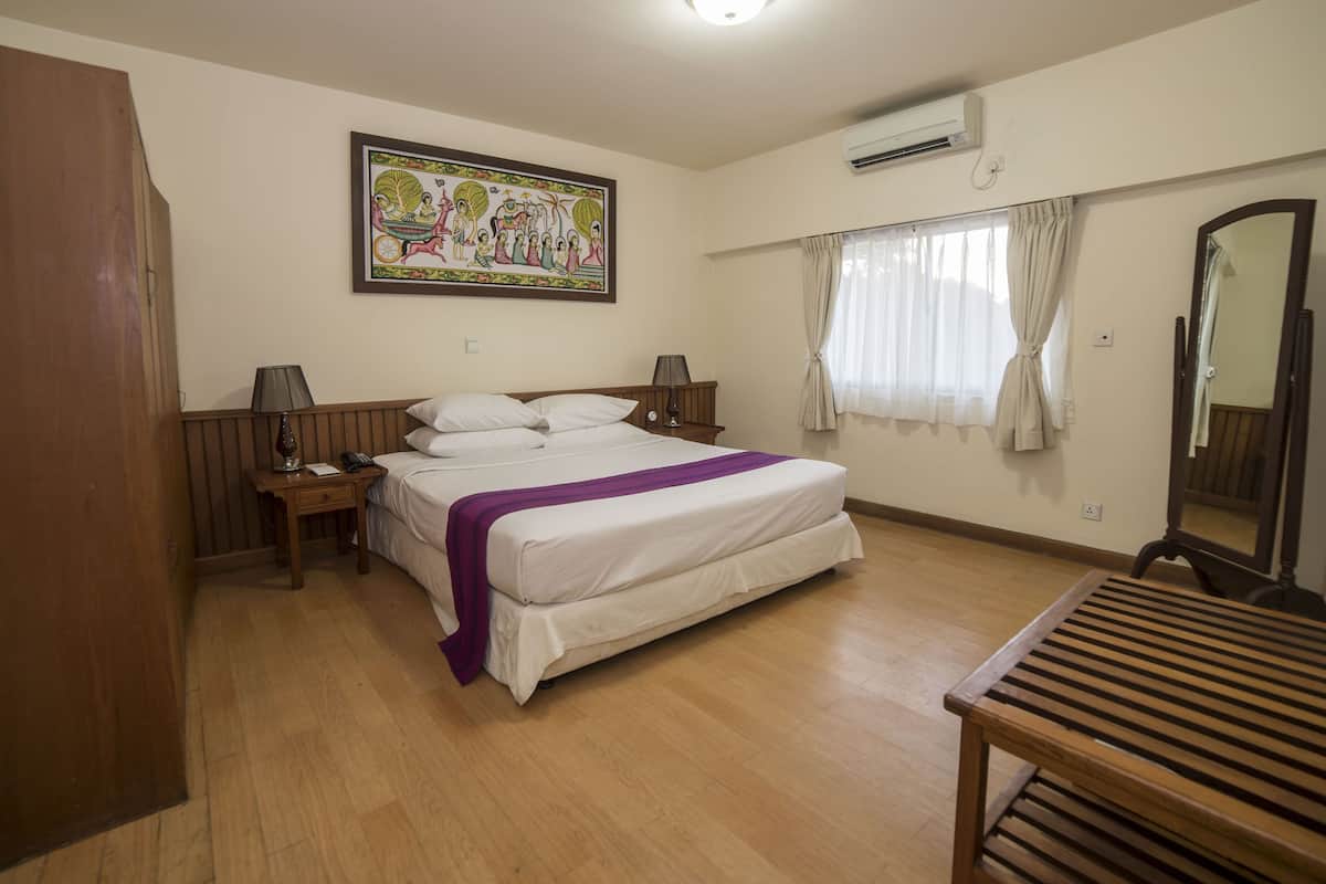 Deluxe Classic (Building type) | Minibar, in-room safe, individually decorated, individually furnished