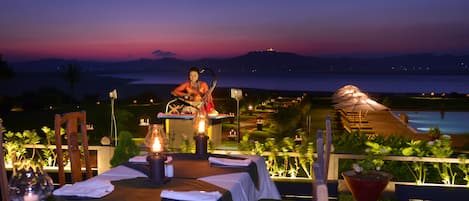 Aperto a colazione, cucina internazionale, con vista sul giardino 