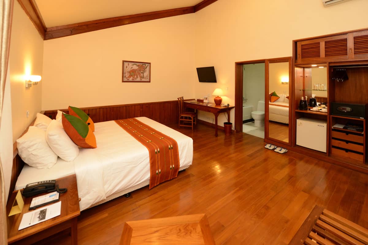 deluxe room, garden view | minibar, in-room safe, individually decorated, individually furnished