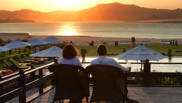 Cocktail bar, pool views, open daily