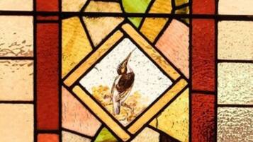 Vitral com um pássaro.