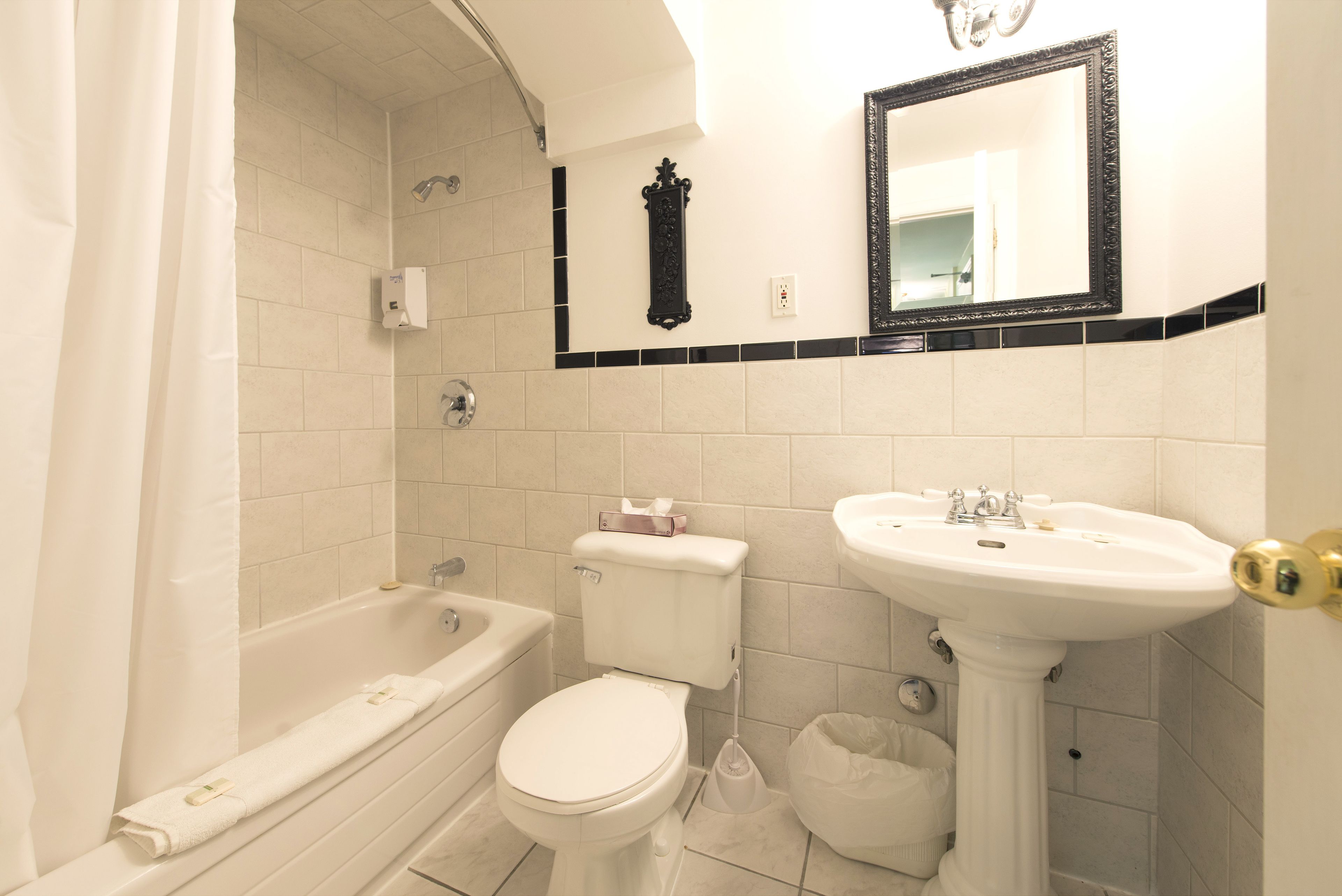 Photo - Victoria's Mansion Guest House