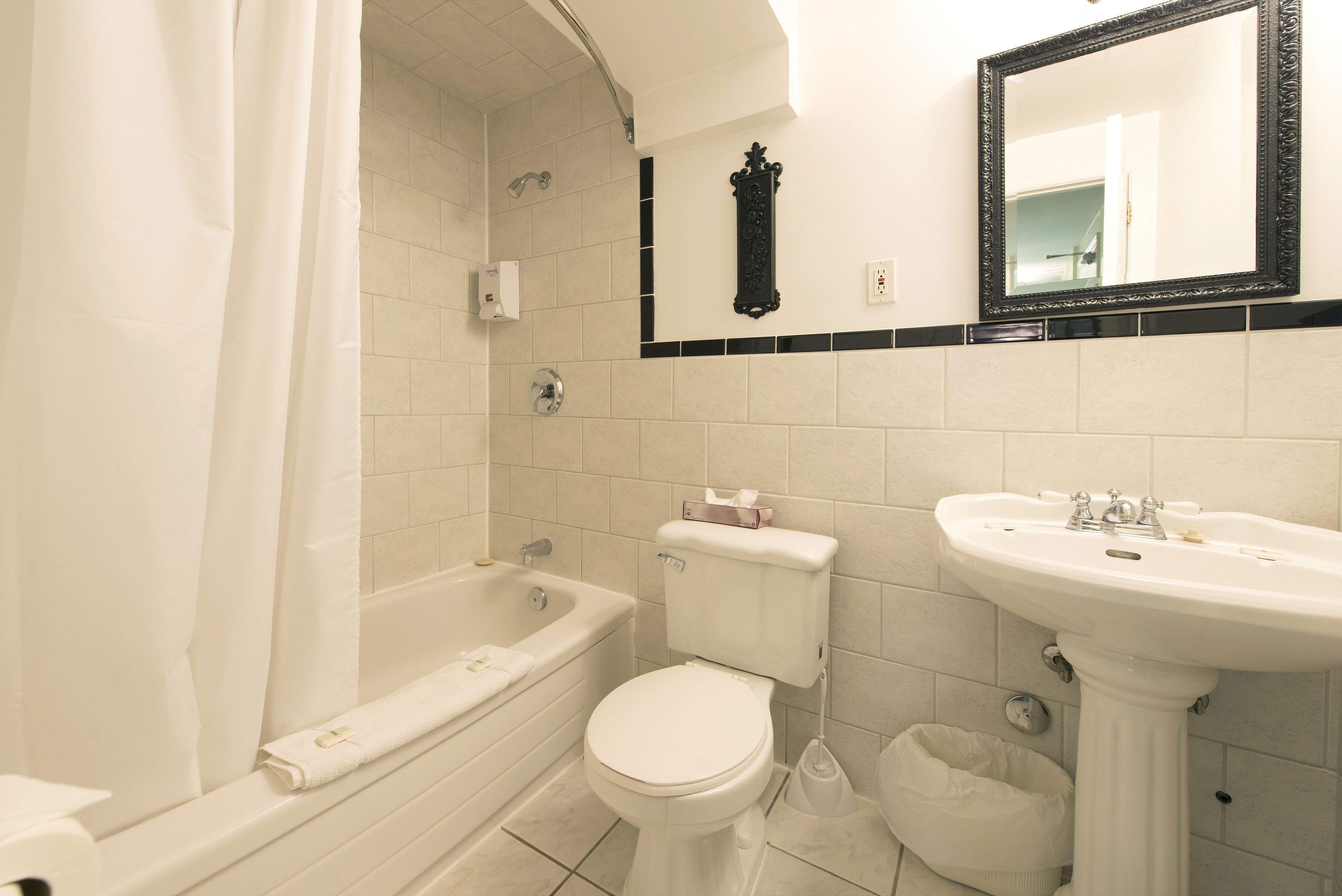 Photo - Victoria's Mansion Guest House