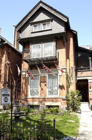 Exterior - Victoria's Mansion Guest House (Toronto)