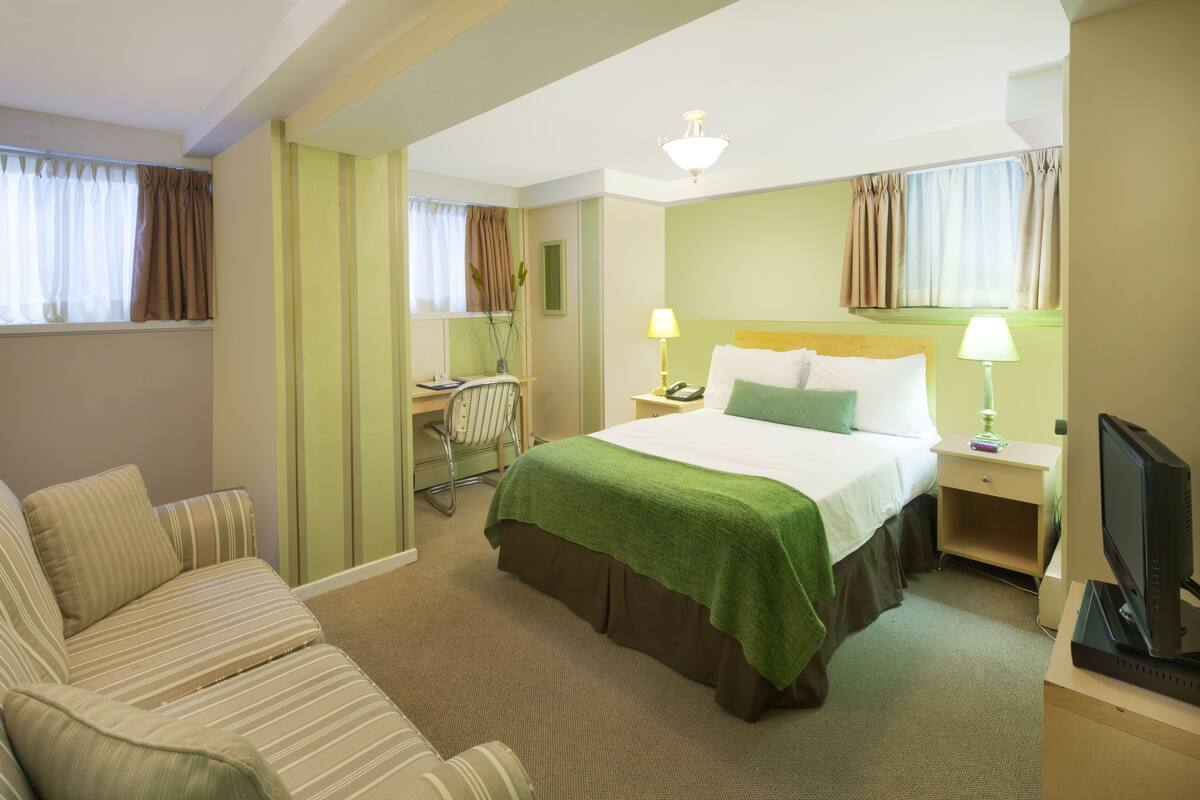 Room, Deluxe Double (Pet Friendly, Lower Level) | Desk, blackout drapes, iron/ironing board (on request), WiFi (free)
