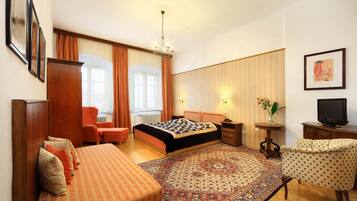 Kamar Double Superior | Dilengkapi dengan perabotan berbeda-beda dan setrika/meja setrika