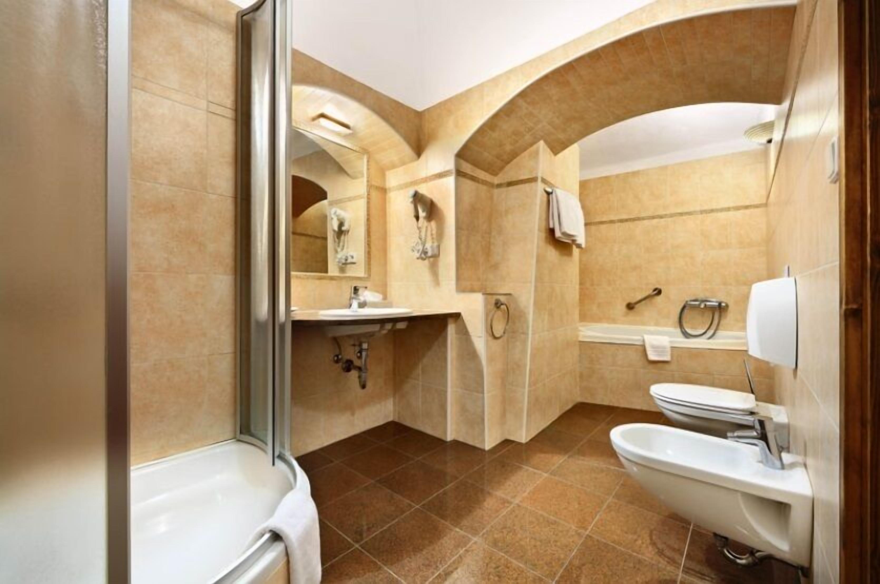 suite | bathroom | free toiletries, hair dryer, towels
