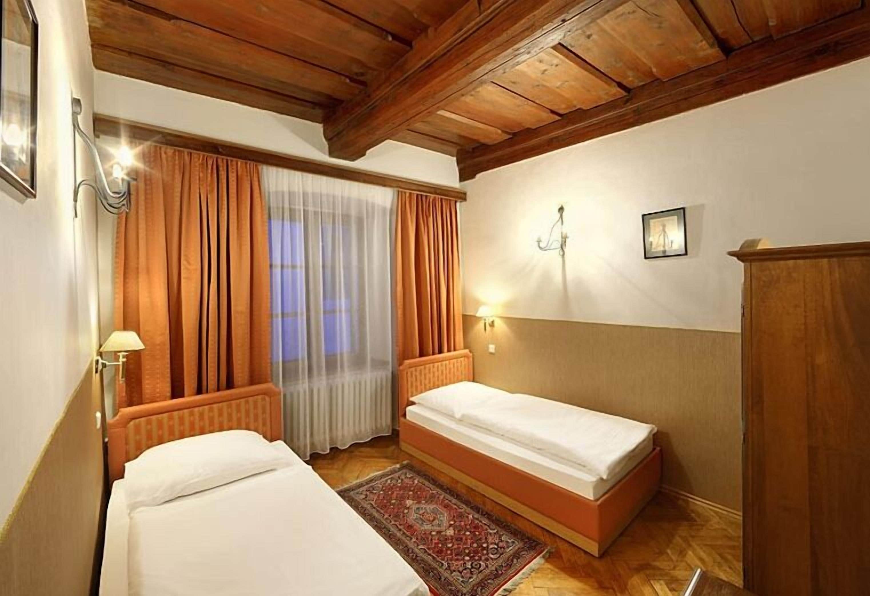 apartment, 2 bedrooms | individually furnished, iron/ironing board