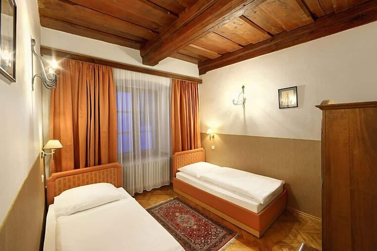 apartment, 2 bedrooms | individually furnished, iron/ironing board