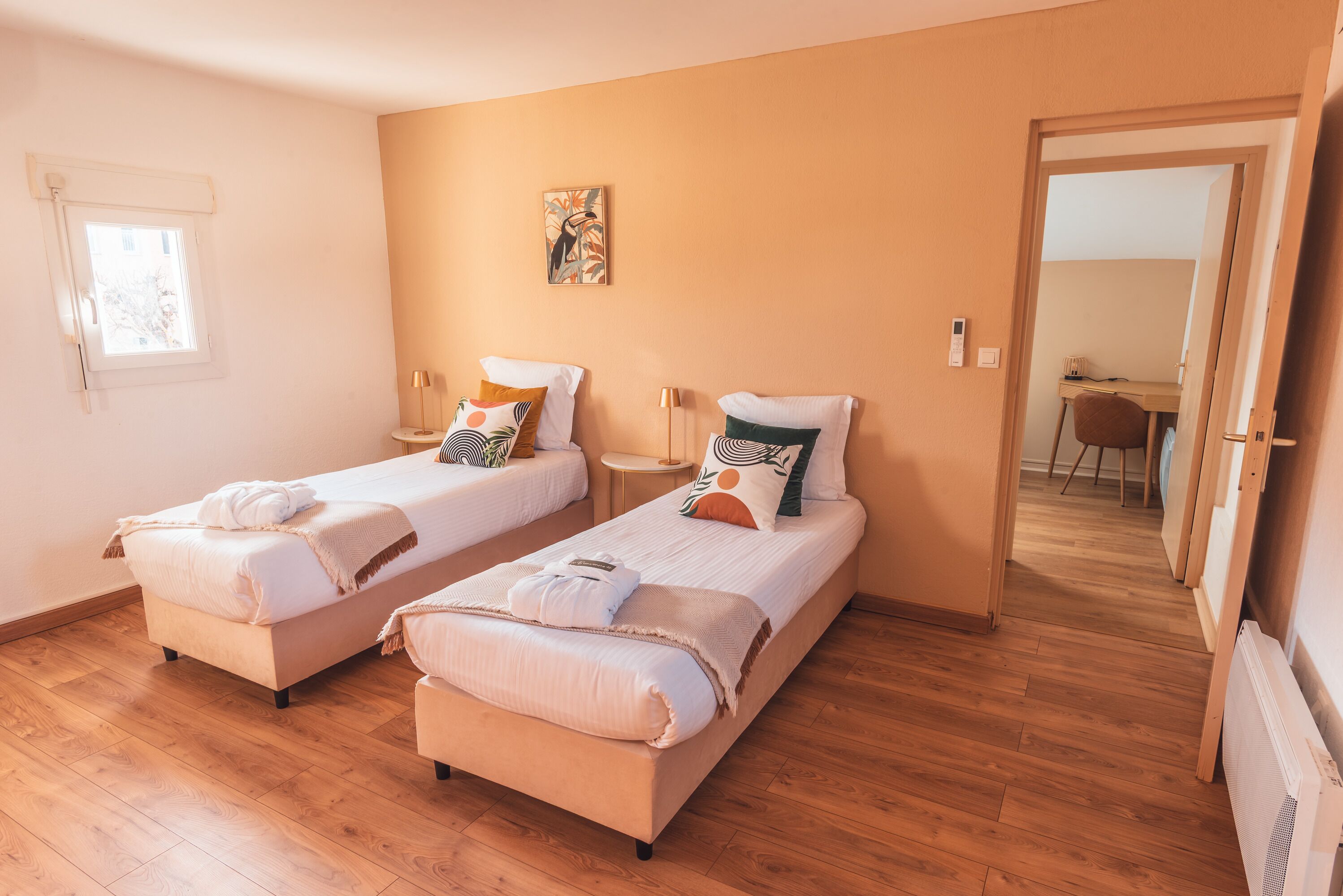 เครื่องนอนระดับพรีเมียม, เตียง Select Comfort, ตู้นิรภัยในห้องพัก