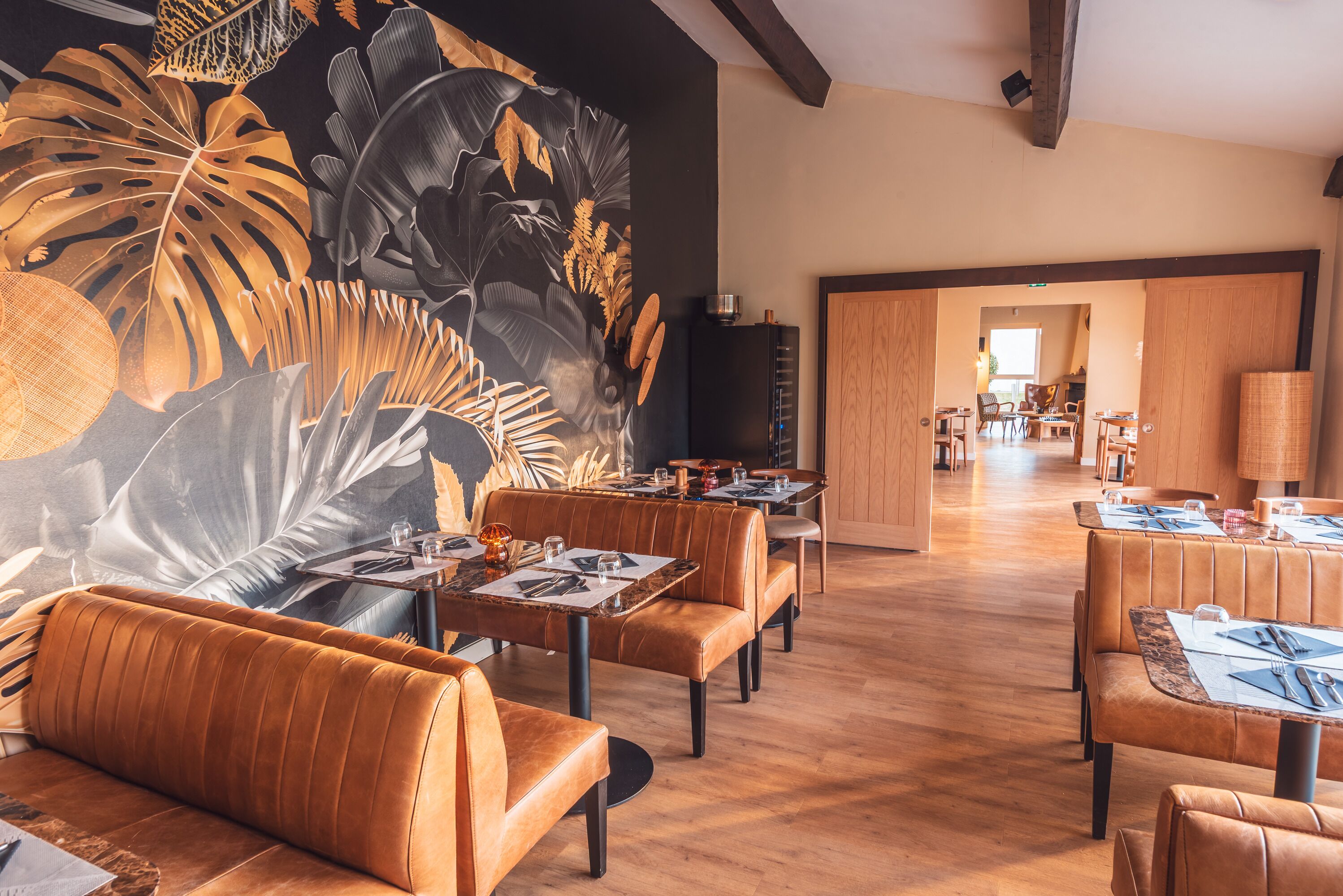 Petit déjeuner et déjeuner servis sur place, restauration en plein air 