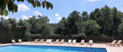 Piscine extérieure (ouverte en saison), parasols de plage