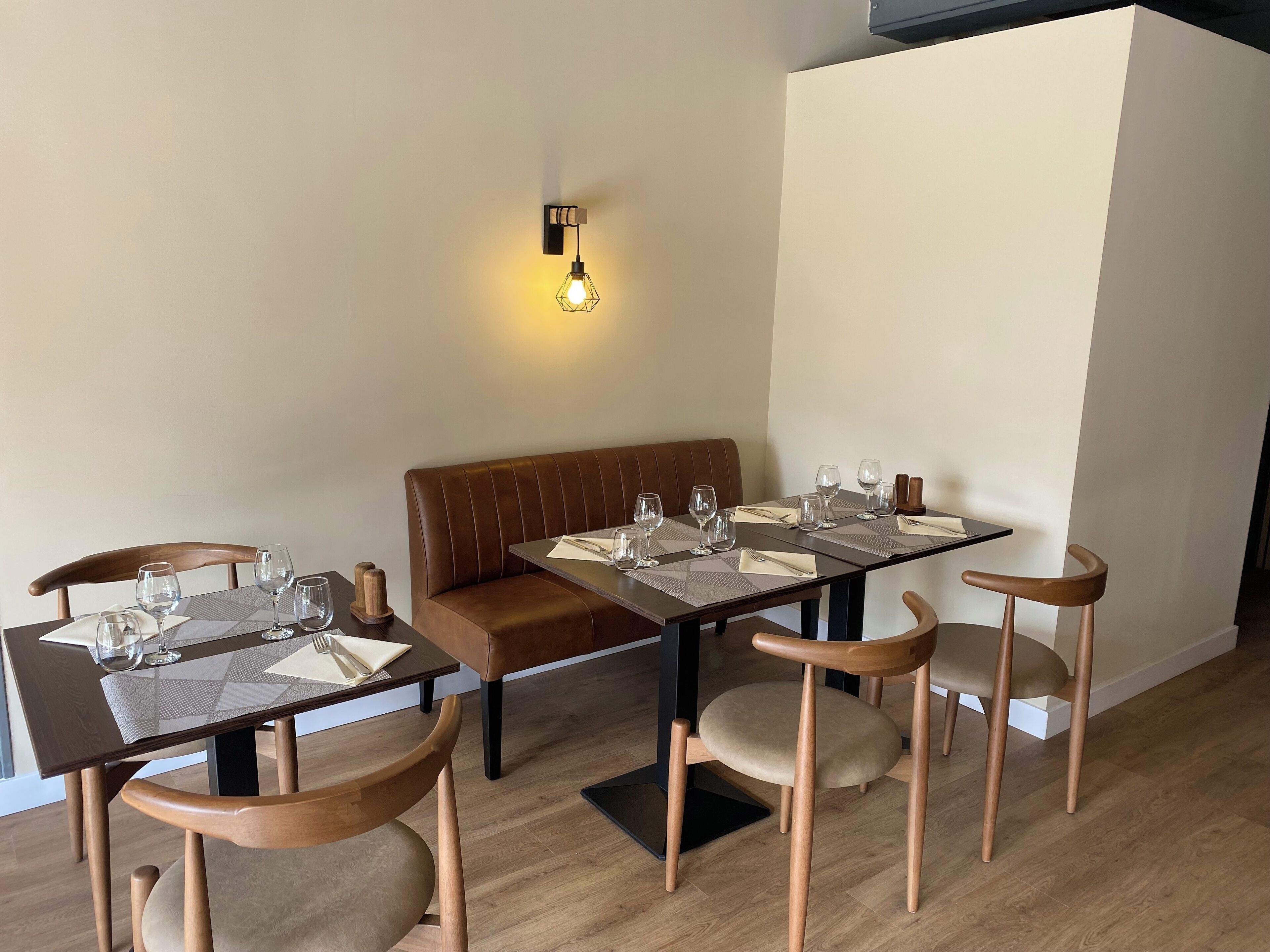 بوفيه فطور يوميًا بتكلفة قدرها (14 EUR للشخص)