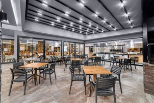 Öğle yemeği ve akşam yemeği sunulur 