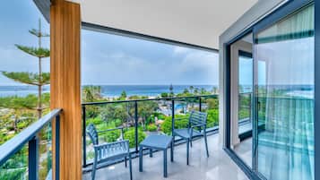 Familiekamer | Luxe beddengoed, een minibar, een kluis op de kamer, een bureau