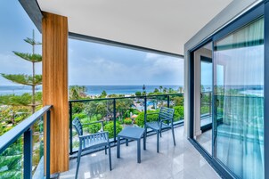 Family Room | Premium bedding, minibar, in-room safe, desk