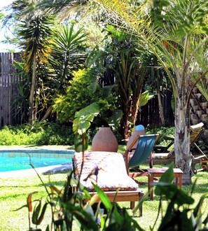 Alberca al aire libre y camastros 