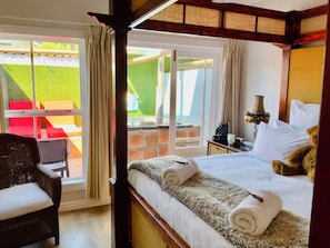 Phòng (Double Room 3 Golden Glen) | 1 phòng ngủ, chăn bông, trang bị nội thất với thiết kế riêng biệt 