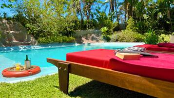 Una piscina al aire libre, tumbonas