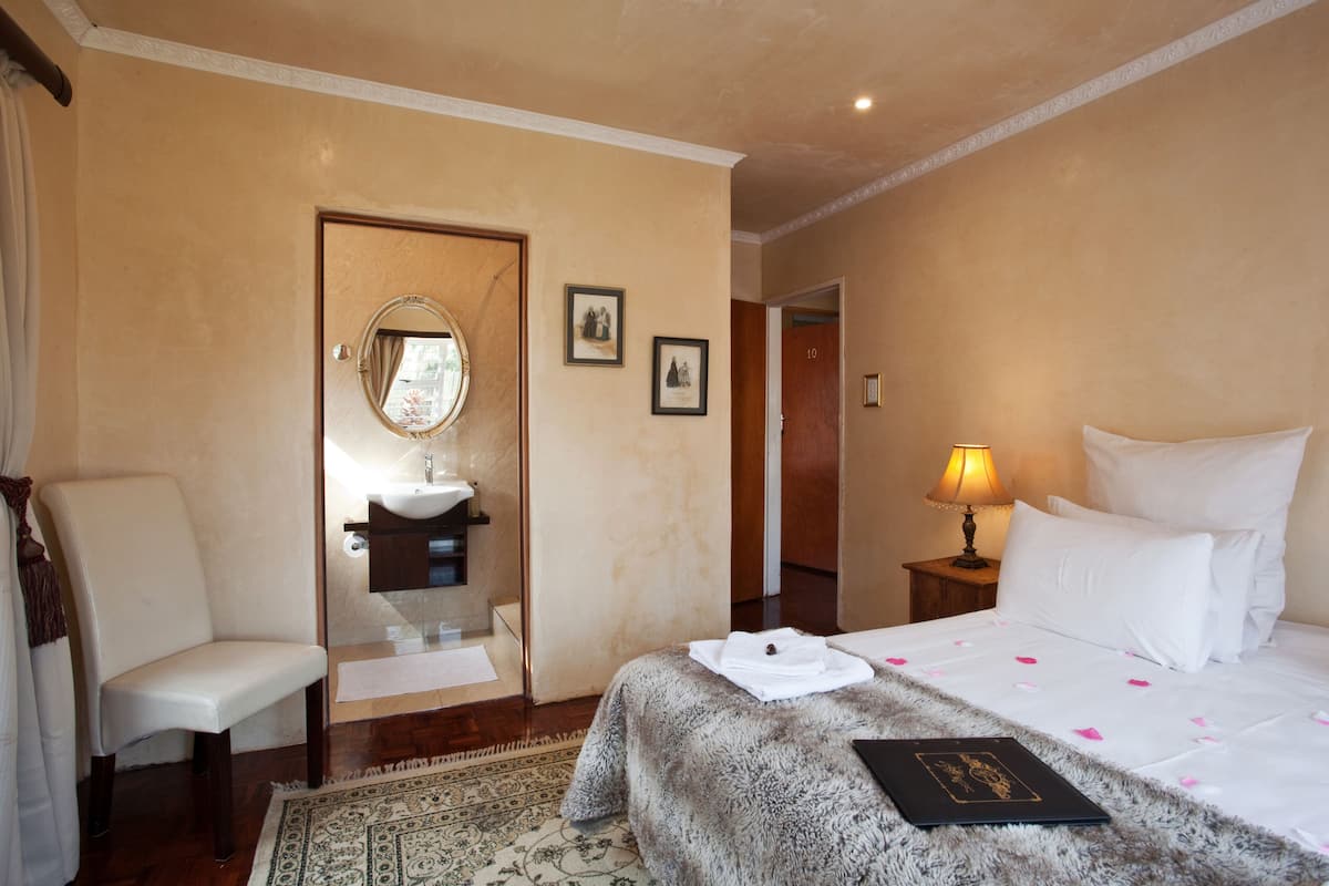 Terrace Room 9 with King or Single Beds | Strykjärn/strykbräda, gratis wi-fi och sängkläder
