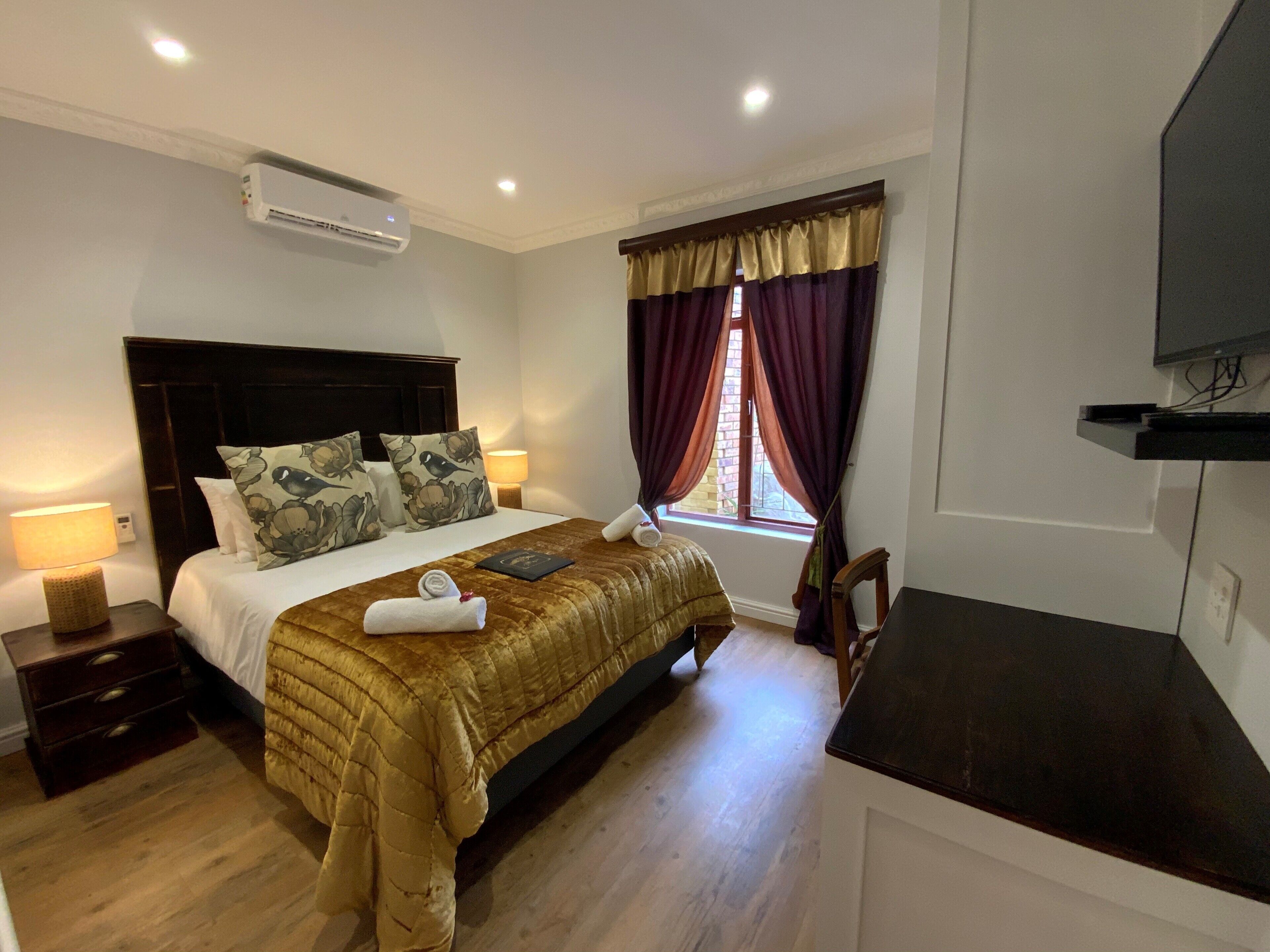 Deluxe Queen en-suite | Iron/ironing board, free WiFi, bed sheets