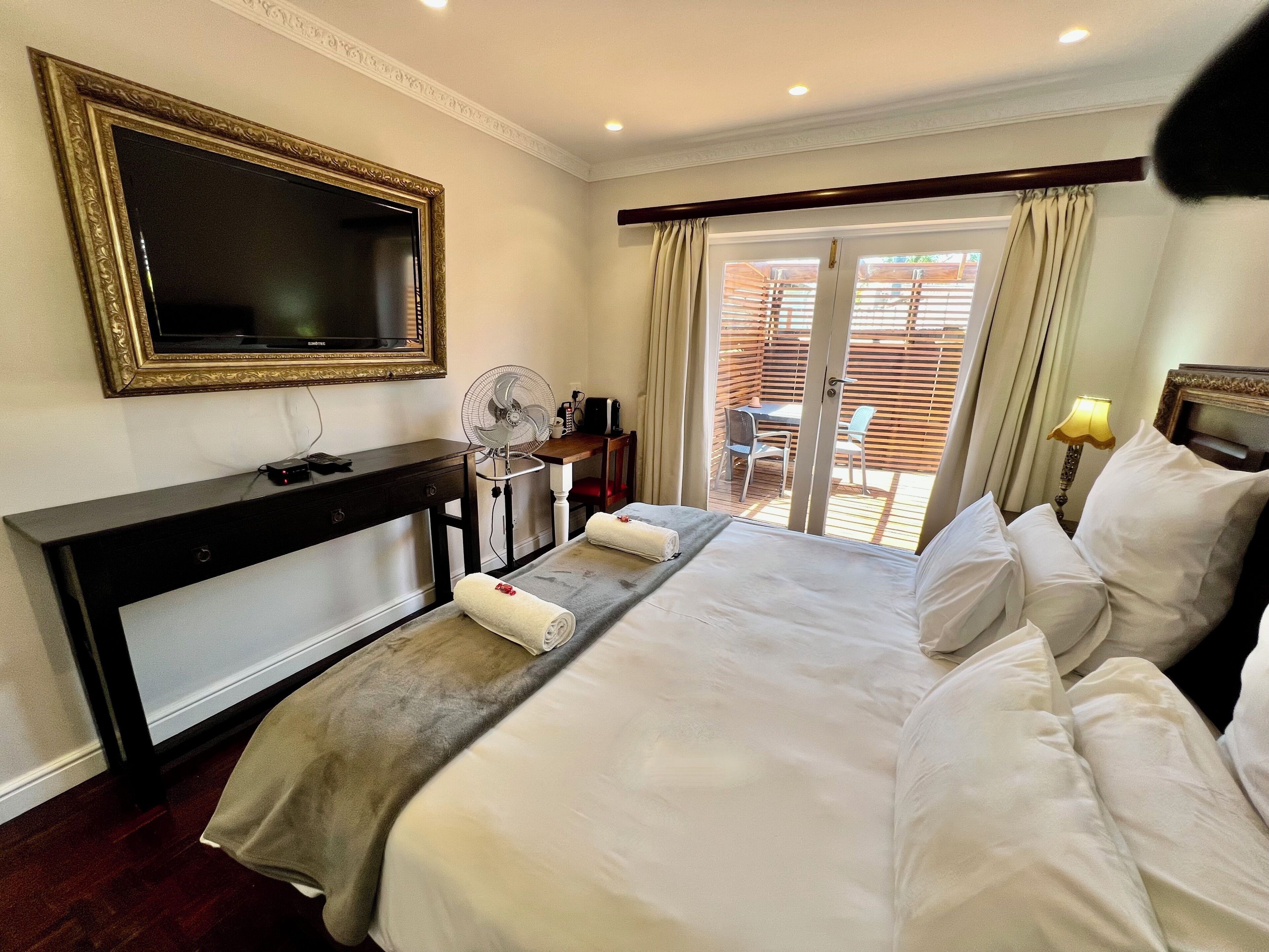 Terrace Room 10 with King or Single Beds  | เตารีด/โต๊ะรีดผ้า, Wi-Fi ฟรี, ผ้าปูที่นอน
