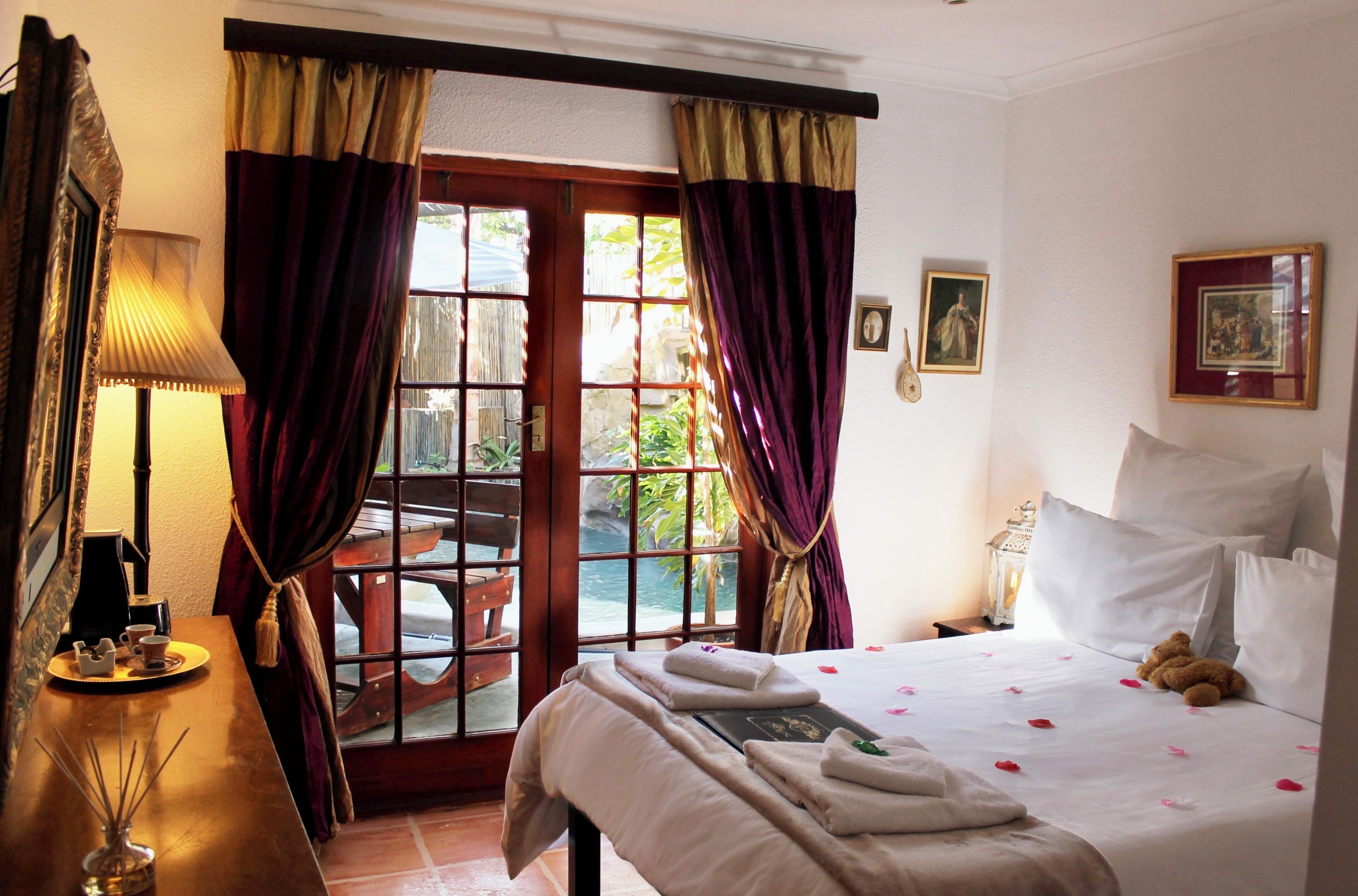 Poolside King en-suite | เตารีด/โต๊ะรีดผ้า, Wi-Fi ฟรี, ผ้าปูที่นอน