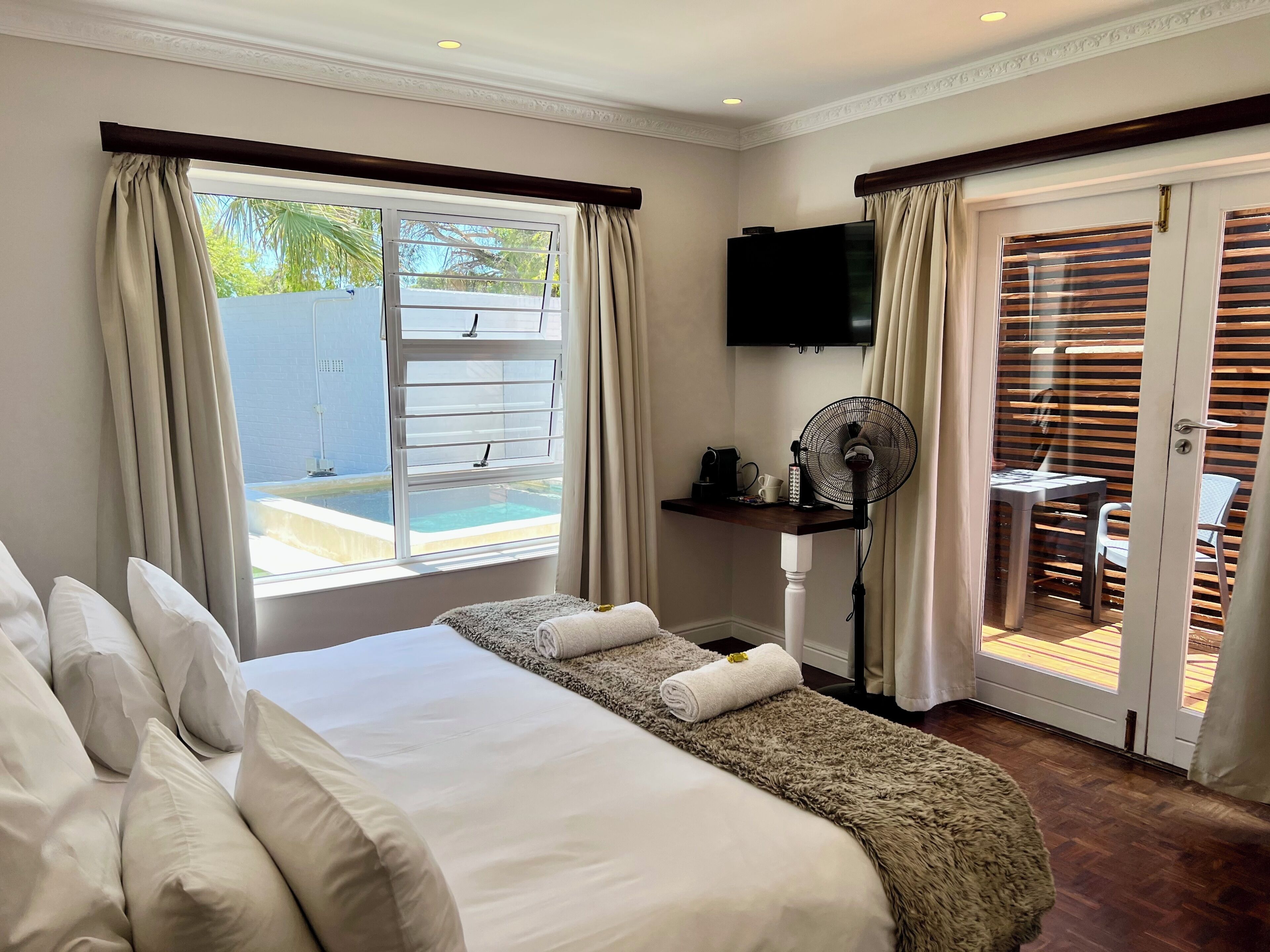 Terrace Room 9 with King or Single Beds  | เตารีด/โต๊ะรีดผ้า, Wi-Fi ฟรี, ผ้าปูที่นอน