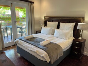 Terrace Room 8 with Double Bed  | Fer et planche à repasser, accès au Wi-Fi (inclus), literie fournie