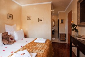Terrace Room 10 with King or Single Beds | Ferros/tábuas de passar roupa, Wi-Fi de cortesia, roupa de cama
