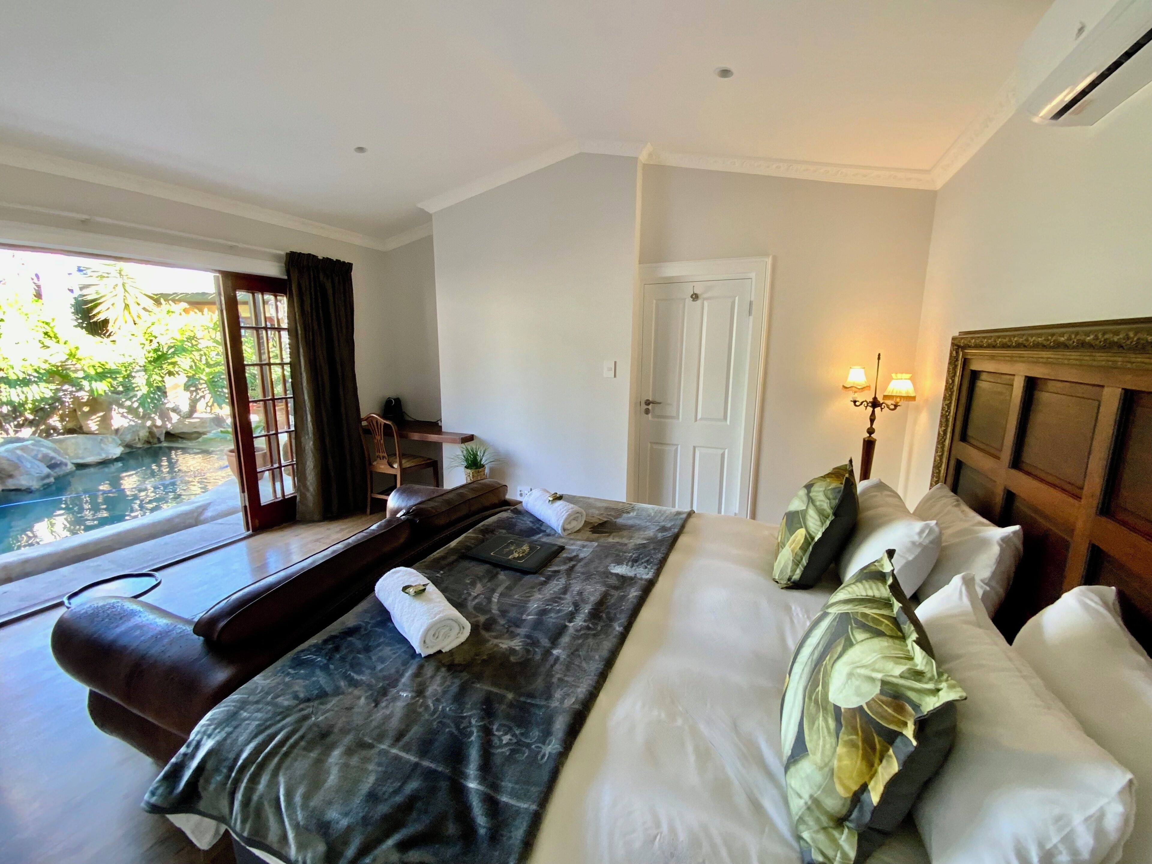 Four Poster Bed large en-suite  | Iron/ironing board, free WiFi, bed sheets