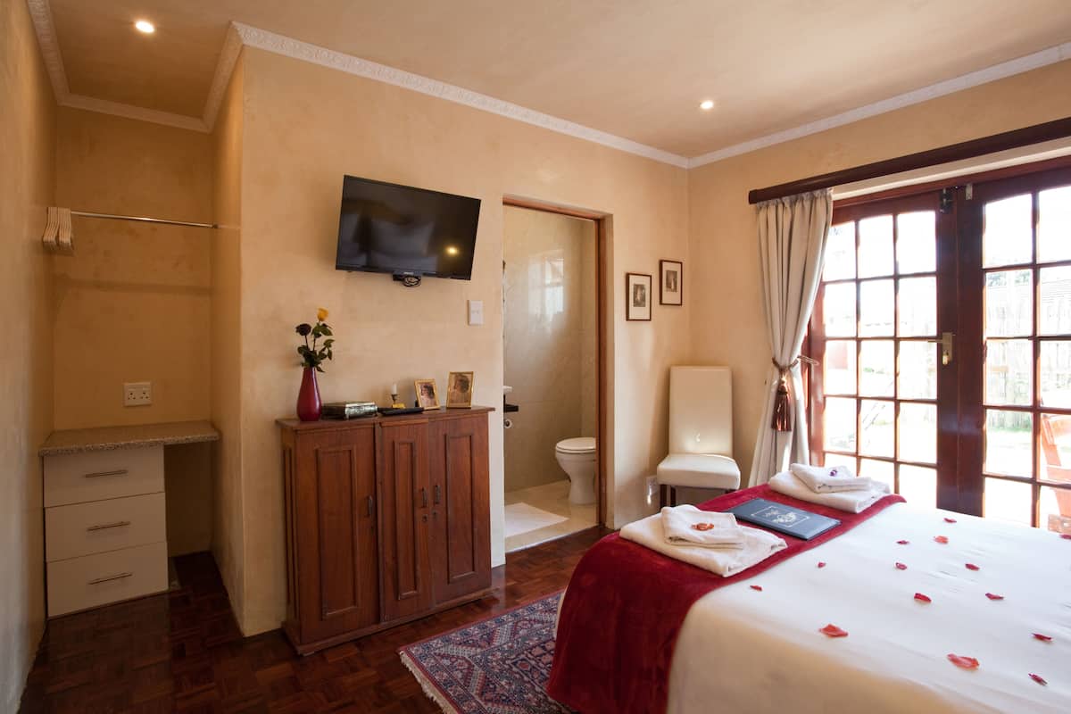 Terrace Room 8 with Double Bed | Strykjärn/strykbräda, gratis wi-fi och sängkläder
