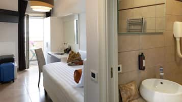 Single Room | Minibar, in-room safe, desk, blackout drapes