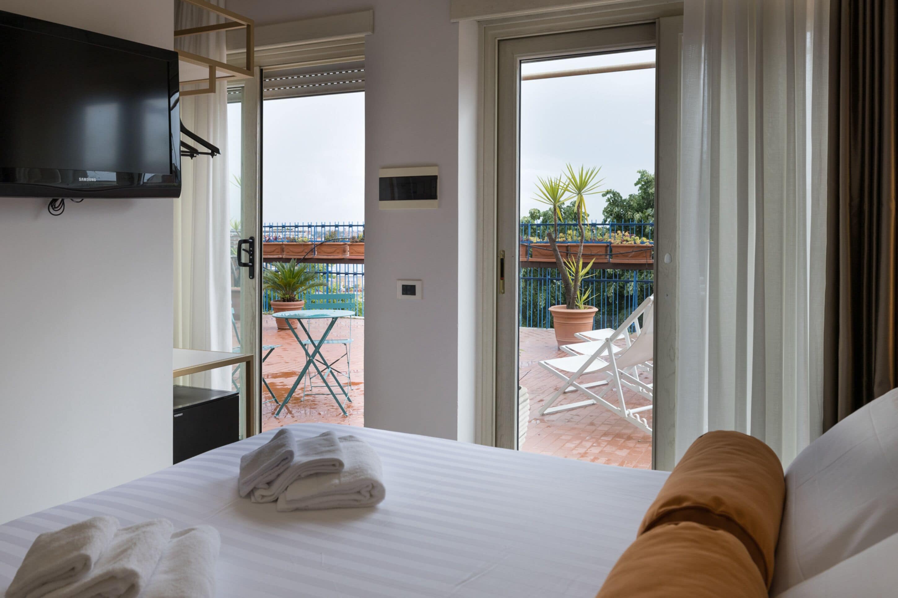 Habitación estándar | Minibar, caja de seguridad en la habitación y escritorio 