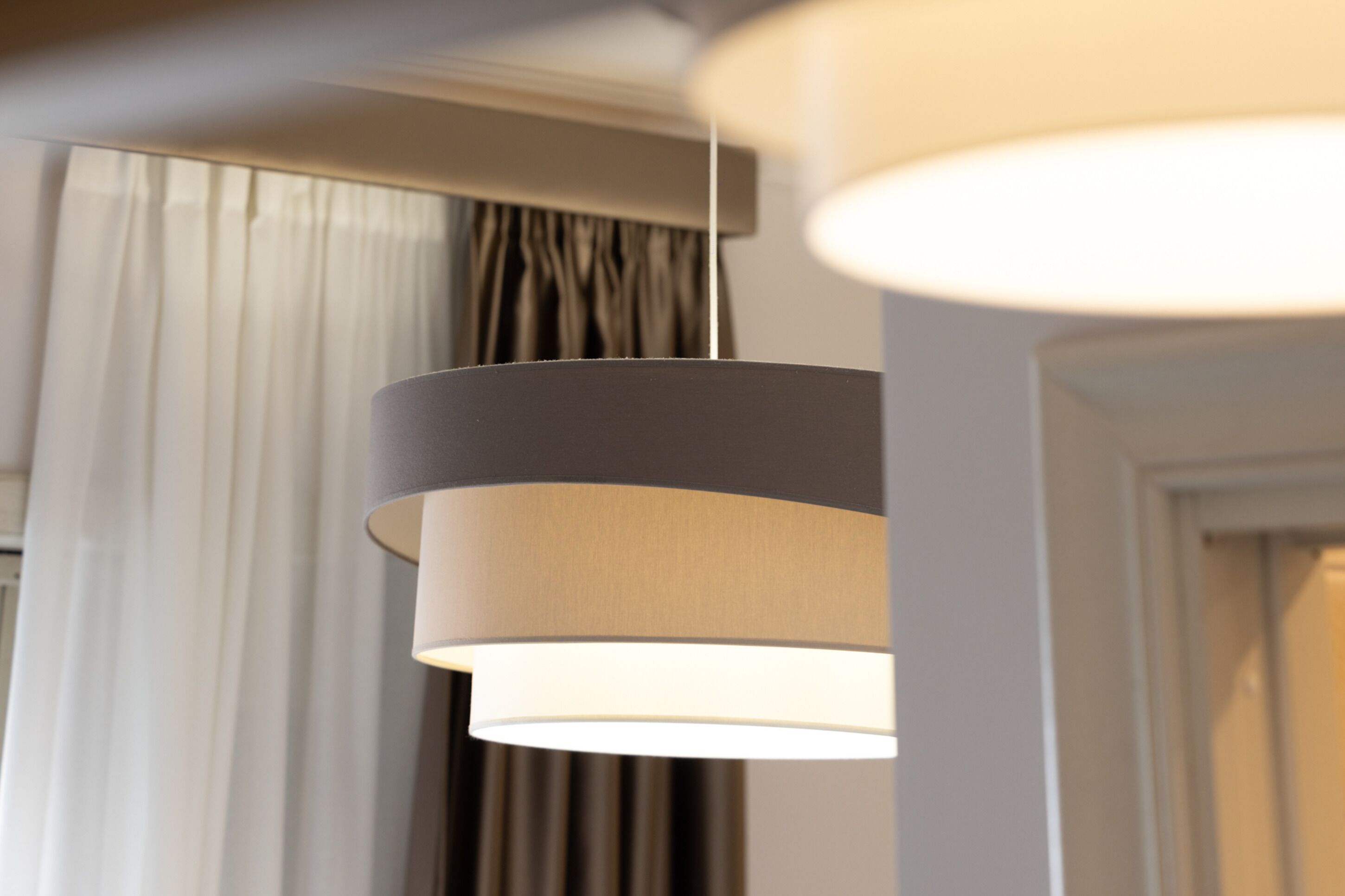 Un intérieur moderne agrémenté d’un luminaire fixé au plafond.