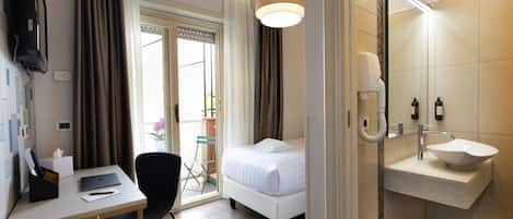 Single Room | Minibar, in-room safe, desk, blackout curtains