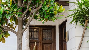 A traditional building with a wooden door and a white wall. - Hotel Villa Zaccardi (Rome)