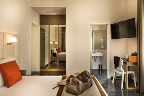 Minibar, in-room safe, desk, laptop workspace - Hotel Villa Zaccardi (Rome)