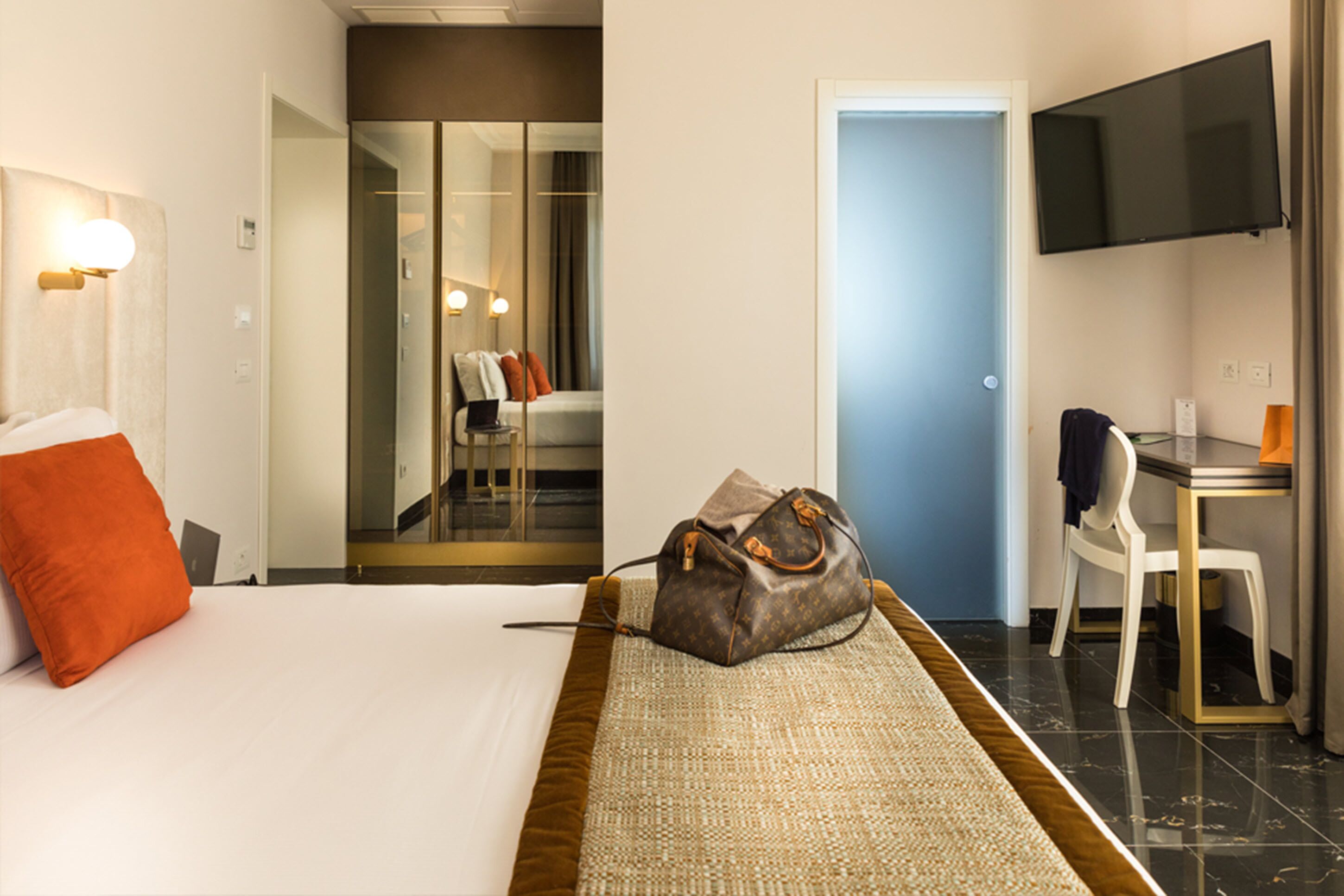 Superior Room | Minibar, in-room safe, desk, laptop workspace