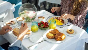 Free daily buffet breakfast