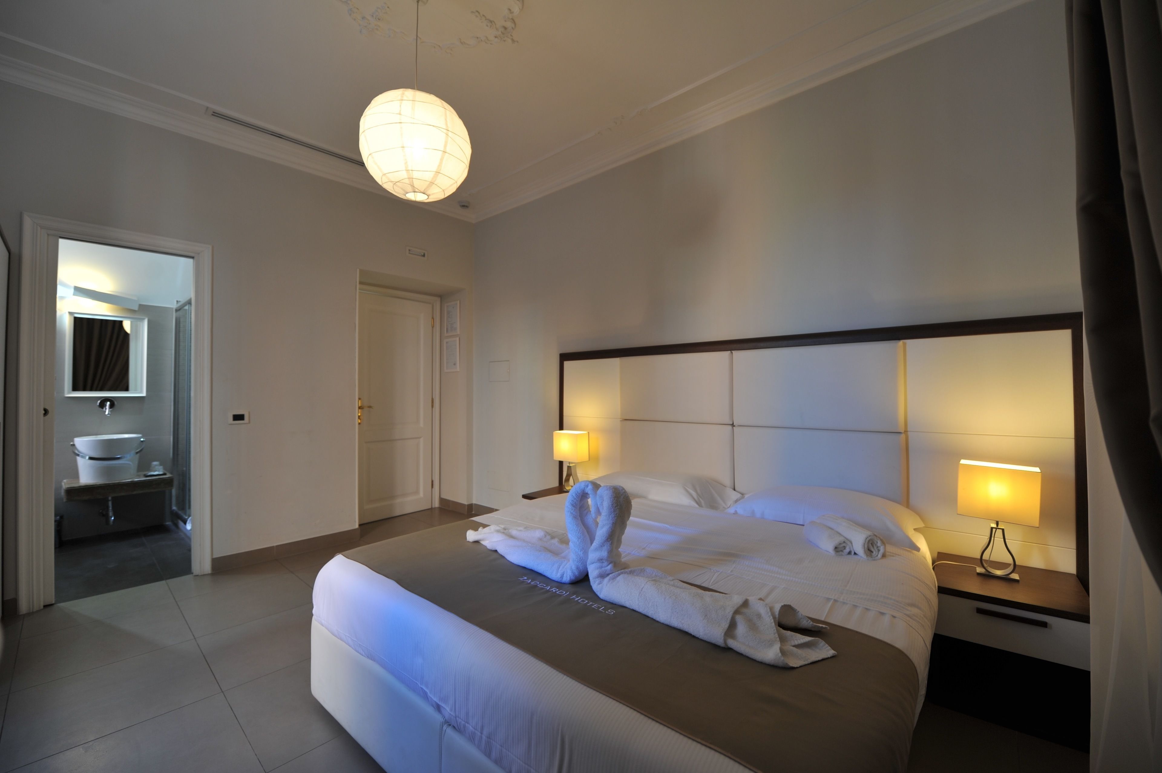 classic room | 1 bedroom, minibar, in-room safe, desk